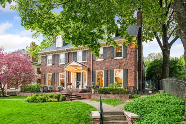 2240 W Lake Of The Isles Pkwy, Minneapolis, MN 55405