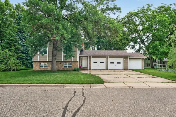 1310 Woods CIR, Buffalo, MN 55313