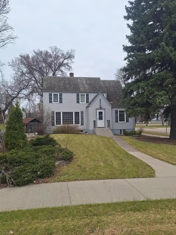 911 Emmerling AVE, Walhalla, ND 58282