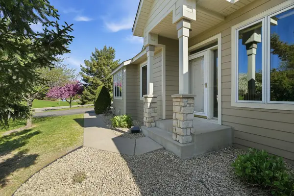 8821 Stonebrooke CT, Woodbury, MN 55125
