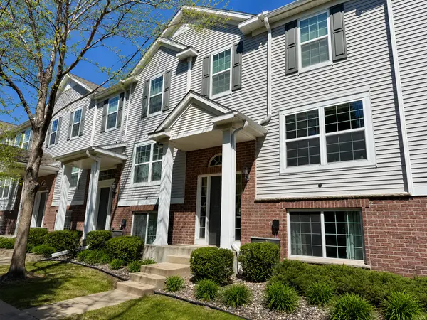 932 Ledgestone DR, Mahtomedi, MN 55115