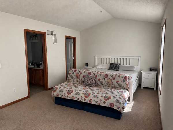 932 Ledgestone DR, Mahtomedi, MN 55115