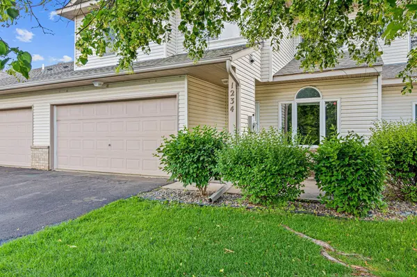 1234 Crystal PL E, Chaska, MN 55318
