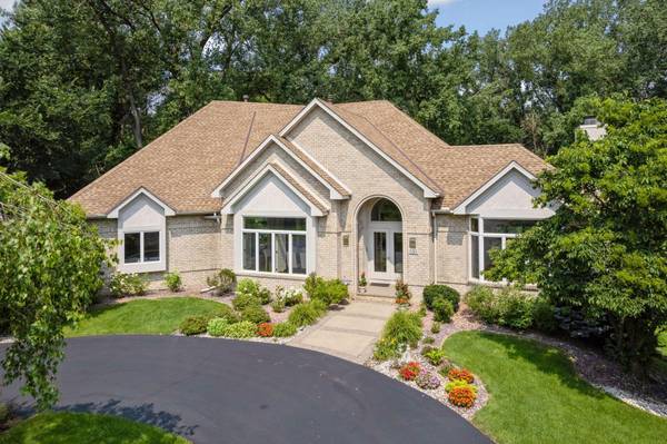 689 Brookside LN, Mendota Heights, MN 55118