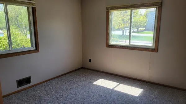 341 Hickory ST, Mahtomedi, MN 55115