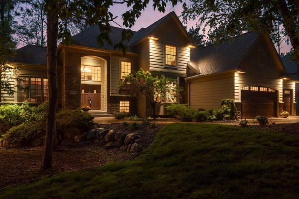 9001 Springwood DR, Woodbury, MN 55125