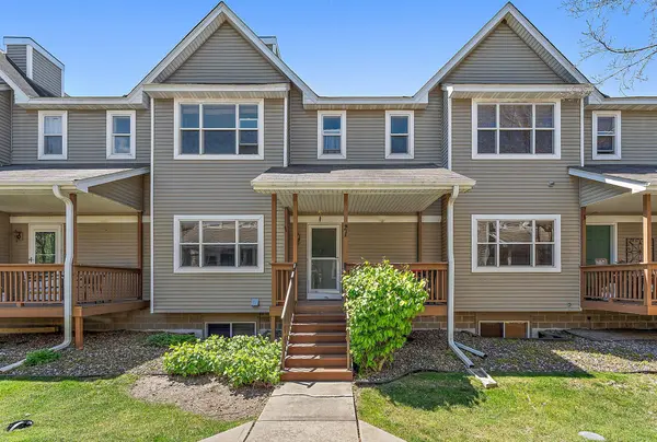 21 River Bend PL, Chaska, MN 55318