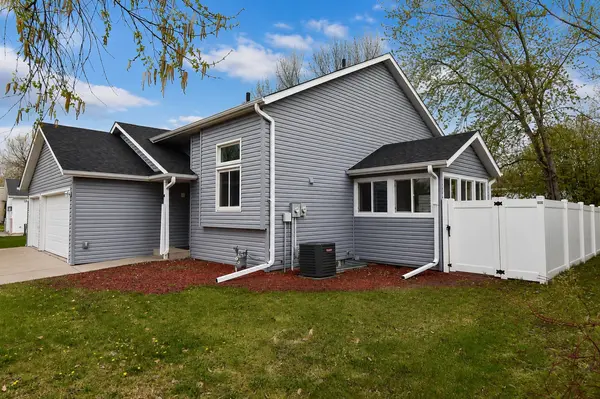 1806 36 1/2 AVE S, Fargo, ND 58104