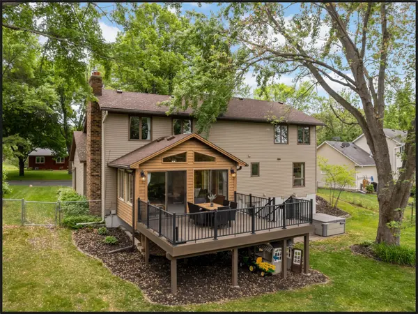 10587 Wellington LN N, Maple Grove, MN 55369