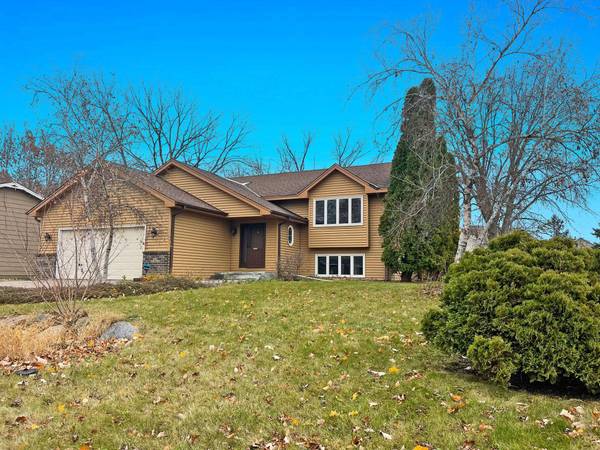 17446 Goldenview AVE, Lakeville, MN 55044
