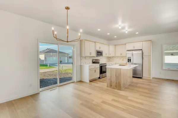 2575 Golden LN S, Fargo, ND 58104