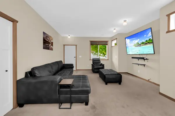 1283 County Road D CIR E #B, Vadnais Heights, MN 55109
