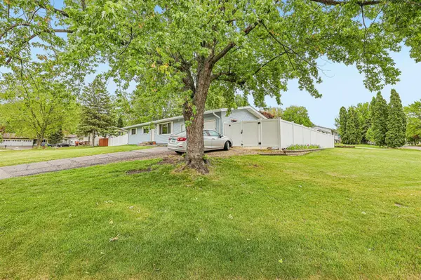 6847 8th Street LN N, Oakdale, MN 55128
