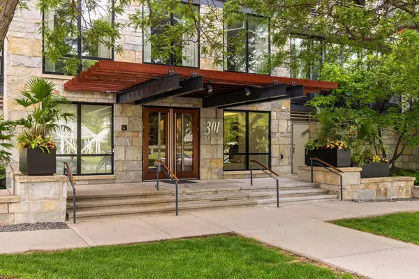 301 Kenwood Pkwy #302, Minneapolis, MN 55403