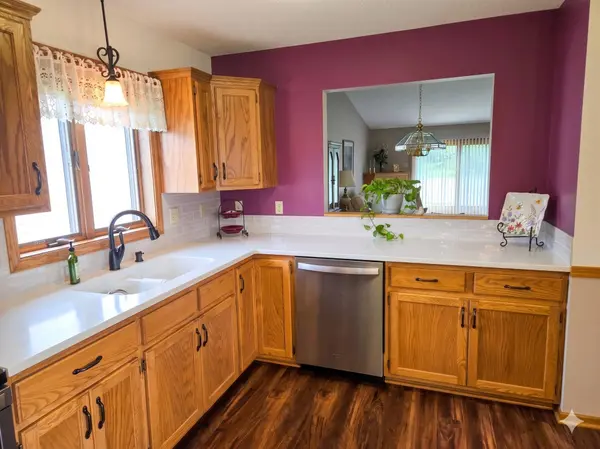 2126 Vierling DR E, Shakopee, MN 55379