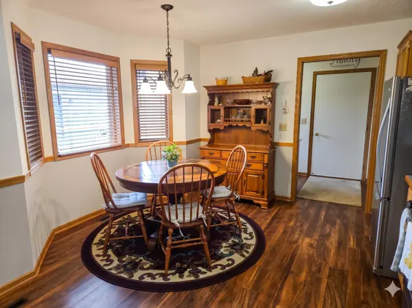 2126 Vierling DR E, Shakopee, MN 55379