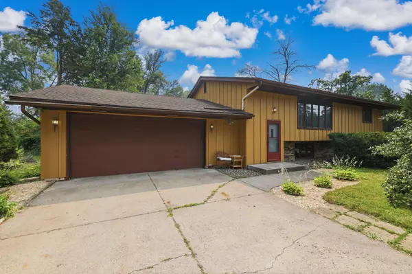 2028 Dotte DR, White Bear Lake, MN 55110