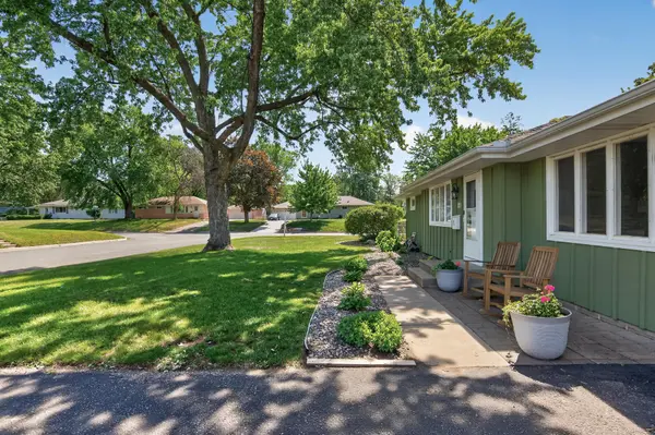 121 E 94 1/2 ST, Bloomington, MN 55420