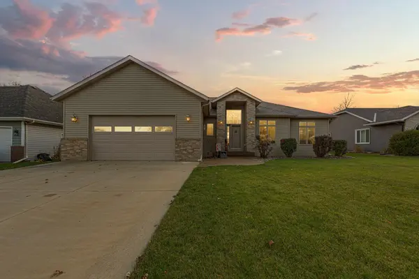 1447 Nottingham DR, Owatonna, MN 55060
