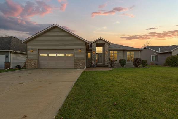 1447 Nottingham DR, Owatonna, MN 55060