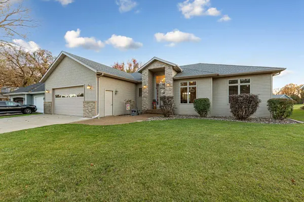 1447 Nottingham DR, Owatonna, MN 55060