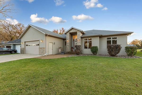 1447 Nottingham DR, Owatonna, MN 55060