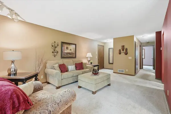 4342 Buckingham CT #1605, Vadnais Heights, MN 55127
