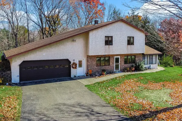 33175 N Lakes TRL, Lindstrom, MN 55045
