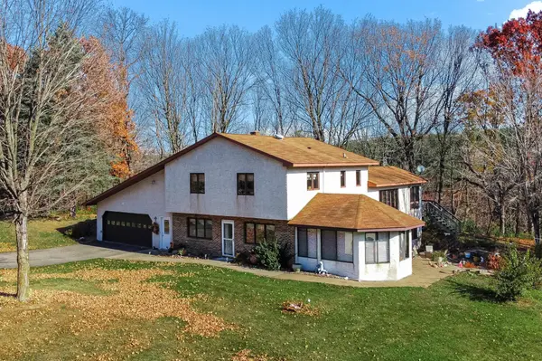 33175 N Lakes TRL, Lindstrom, MN 55045