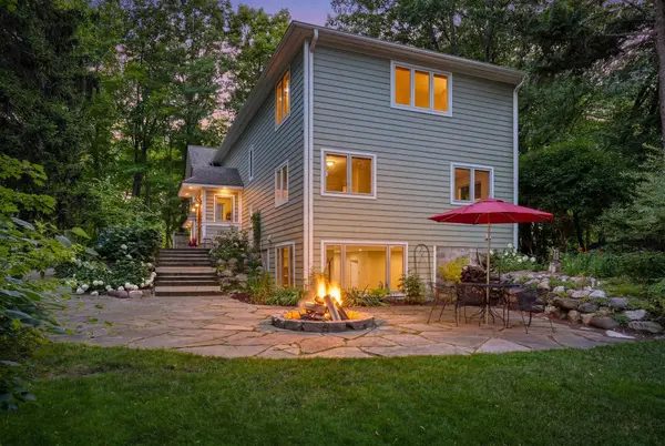 220 Frontier CT, Chanhassen, MN 55317