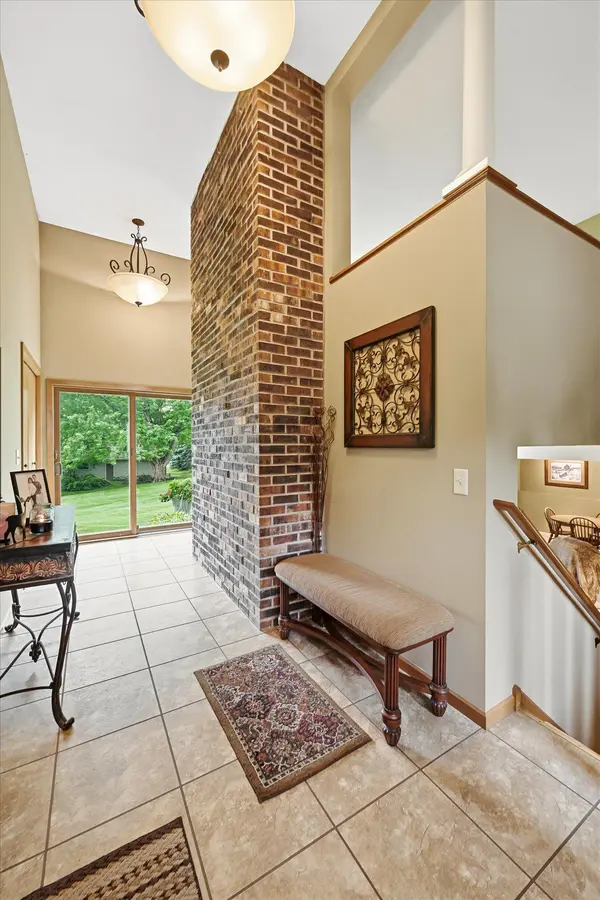 1484 Crest DR, Chaska, MN 55318