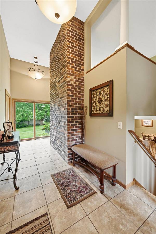 1484 Crest DR, Chaska, MN 55318
