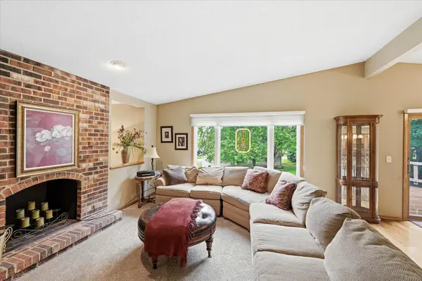 1484 Crest DR, Chaska, MN 55318
