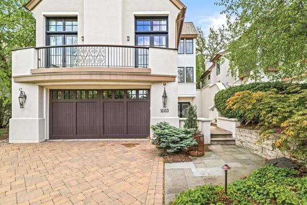 1660 Carriage PATH, Golden Valley, MN 55422