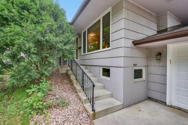6221 Hansen RD, Edina, MN 55436
