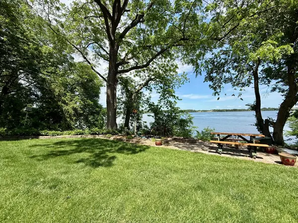 1201 Frank Hall DR, Albert Lea, MN 56007