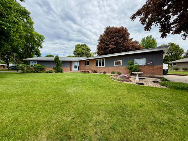 306 S Fairview DR, Luverne, MN 56156