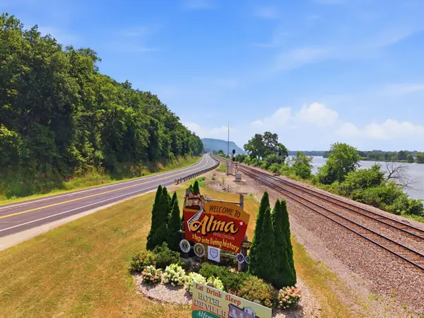 S1538 Shawnee DR, Alma, WI 54610