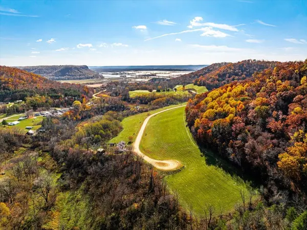 S1534 Shawnee DR, Alma, WI 54610
