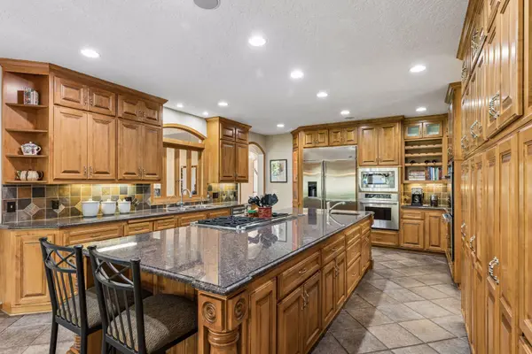 23 Scotch Pine CIR, North Oaks, MN 55127