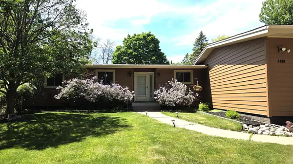 8009 Edgewood AVE N, Brooklyn Park, MN 55445