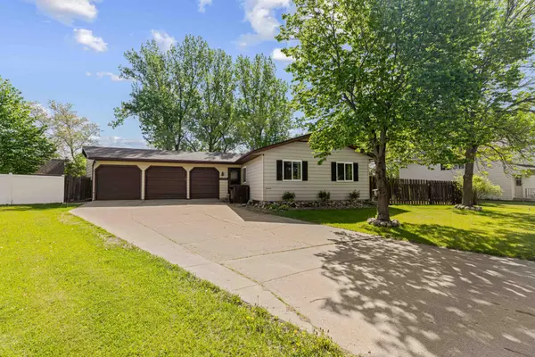 2954 Heatherwood CIR S, Moorhead, MN 56560