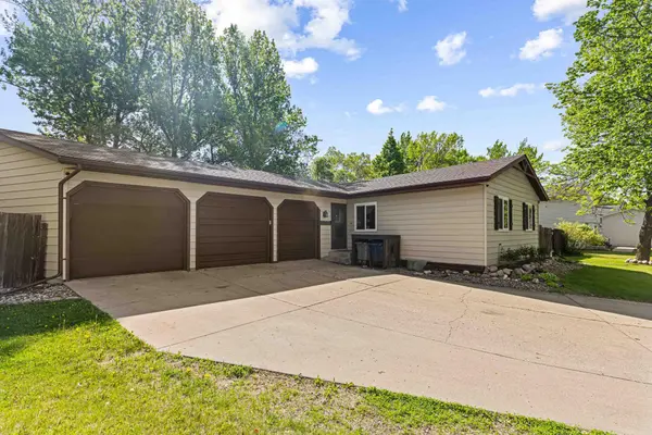 2954 Heatherwood CIR S, Moorhead, MN 56560