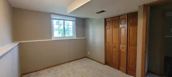 8496 Harkness RD S, Cottage Grove, MN 55016