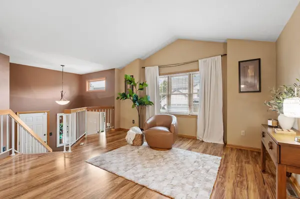 10283 Lee DR, Eden Prairie, MN 55347
