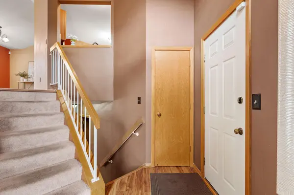 10283 Lee DR, Eden Prairie, MN 55347