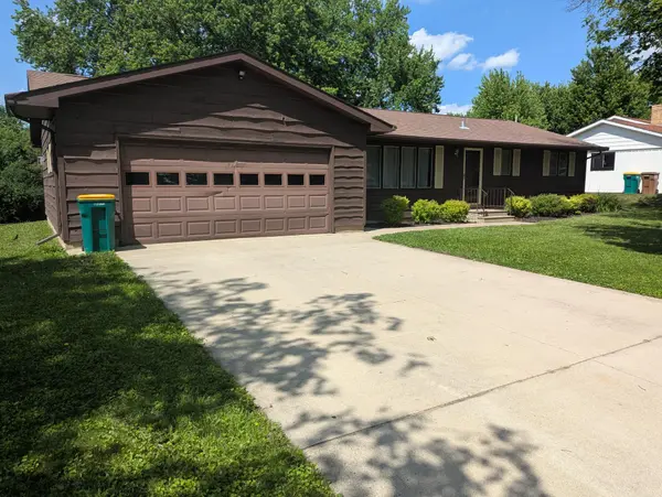 1005 Skylark LN, Albert Lea, MN 56007
