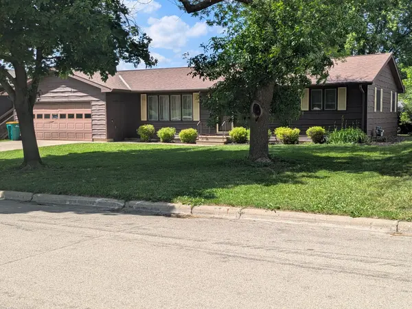 1005 Skylark LN, Albert Lea, MN 56007