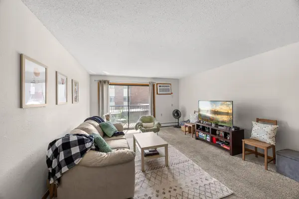 4 Pine Tree DR #212, Arden Hills, MN 55112