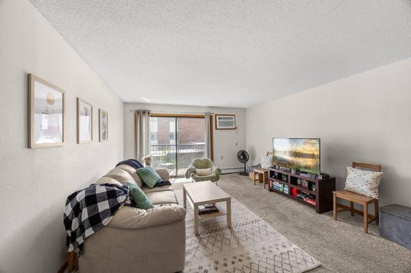 4 Pine Tree DR #212, Arden Hills, MN 55112
